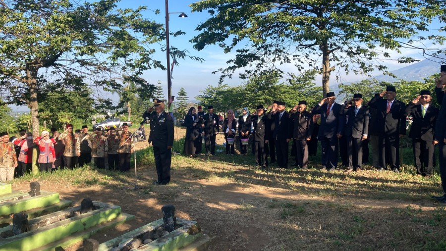 Upacara HUT RI Tahun 2024 dan Tabur Bunga di Makam Pahlawan puncak Gunung Larangan